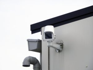 防犯カメラに他人の敷地が写るのは違法？トラブルを避ける方法とは