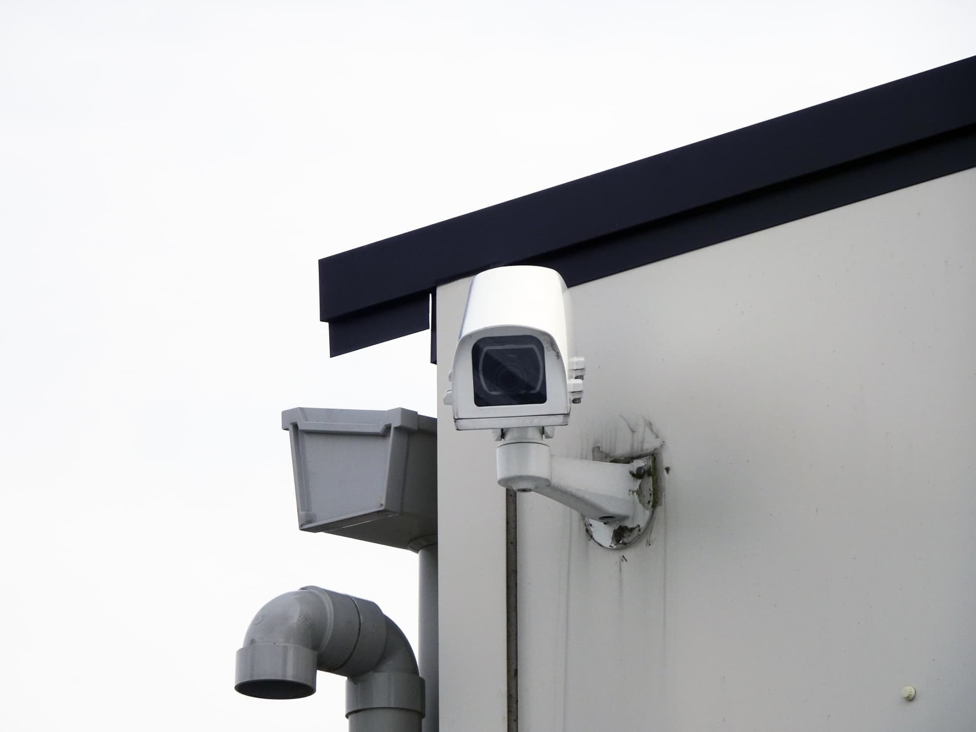 防犯カメラに他人の敷地が写るのは違法？トラブルを避ける方法とは