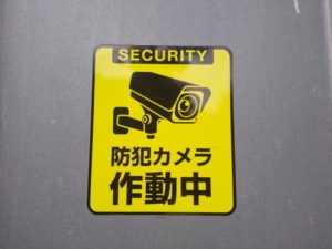 防犯カメラステッカーの効果と注意点
